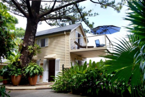 Отель Port Douglas Cottage & Lodge  Порт Дуглас